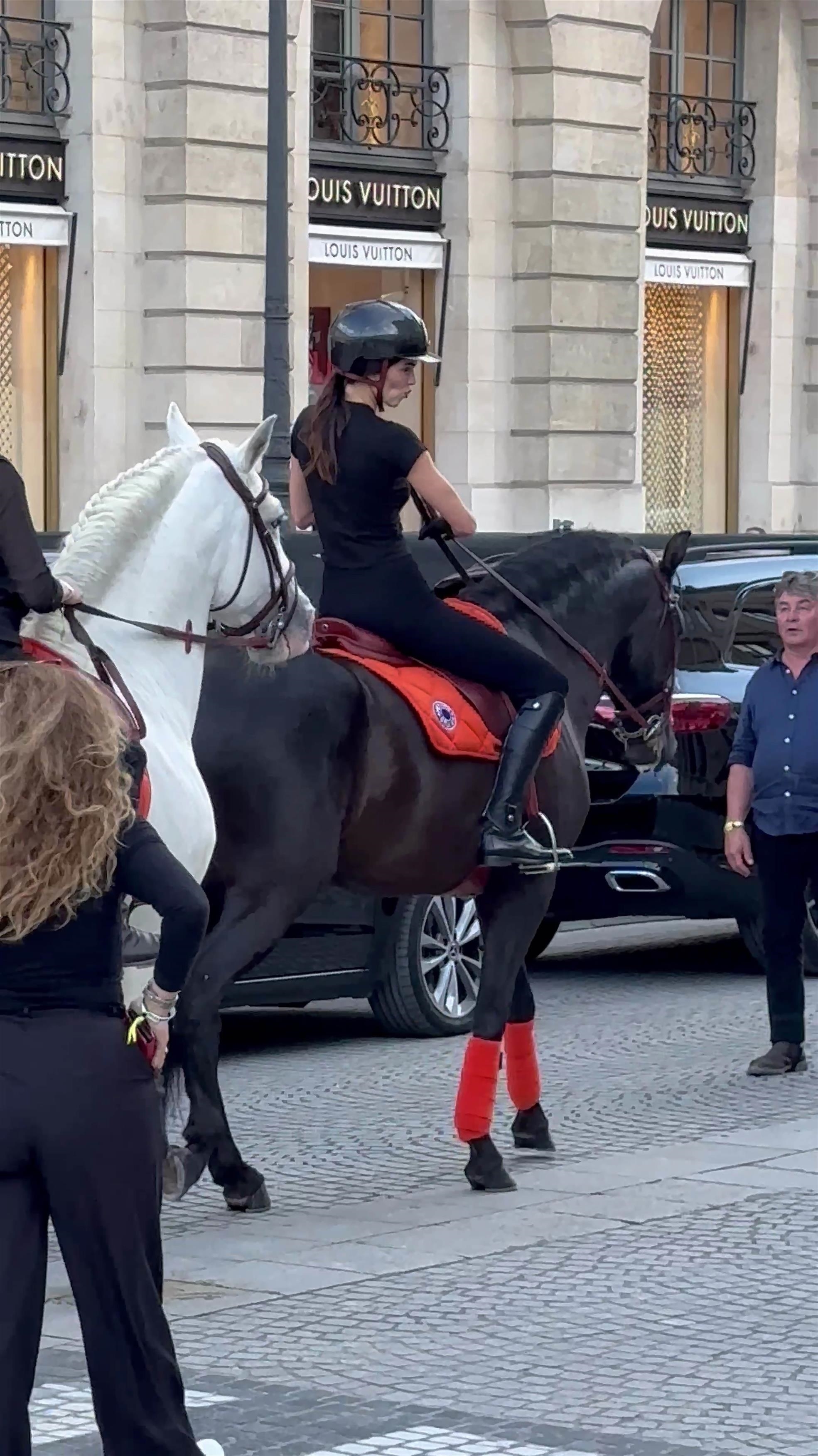 Access_Kardashian_282829~1.jpg