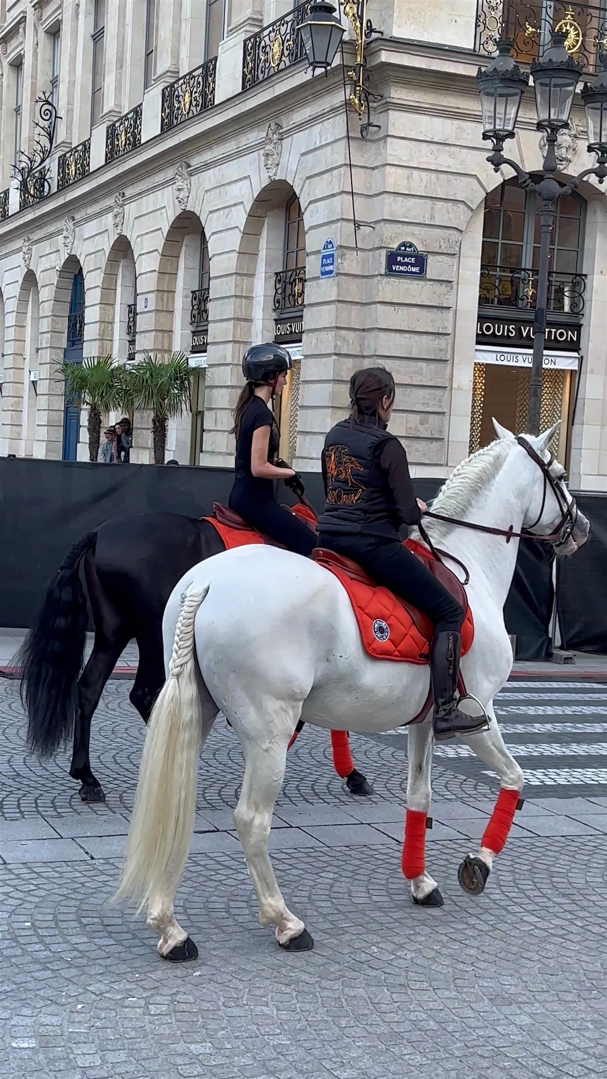 Access_Kardashian_28629~3.jpg