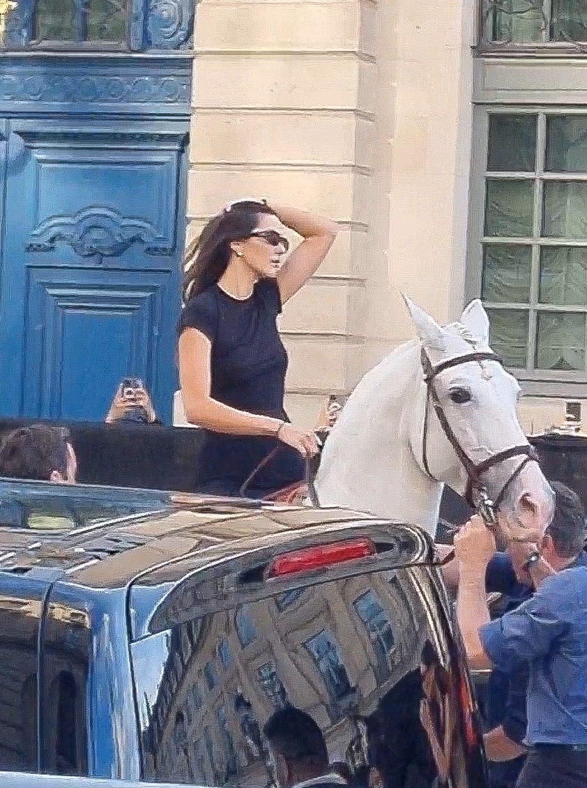 Access_Kardashian_28729~1.jpg