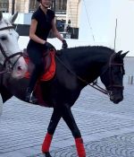 Access_Kardashian_281129~2.jpg