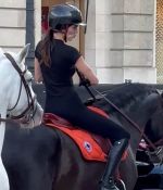 Access_Kardashian_28129~4.jpg