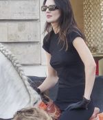 Access_Kardashian_281429~0.jpg