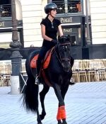 Access_Kardashian_28329~0.jpg