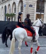 Access_Kardashian_28629~3.jpg