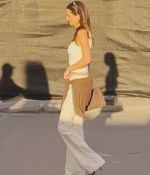 Access_Kardashian_28129~2.jpg