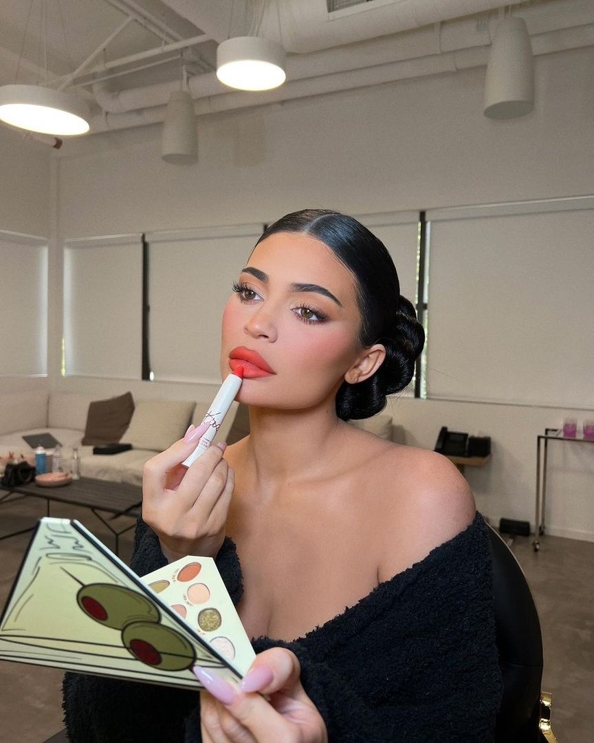 Access_Kardashian_001~0.jpg