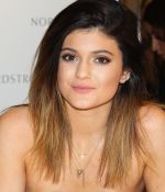 Access_Kardashian_28529~0.jpg