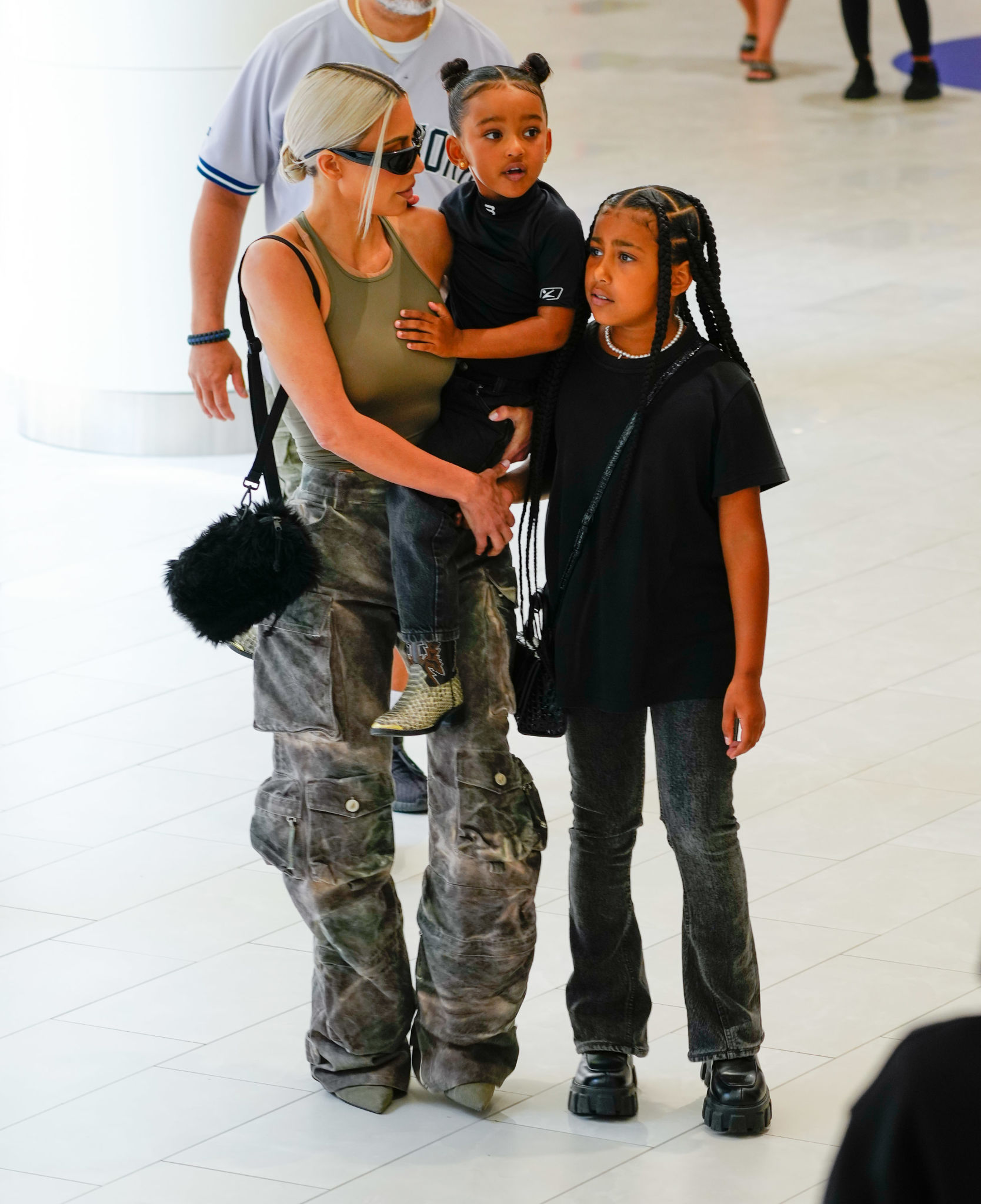 Access_Kardashian_001~0.jpg