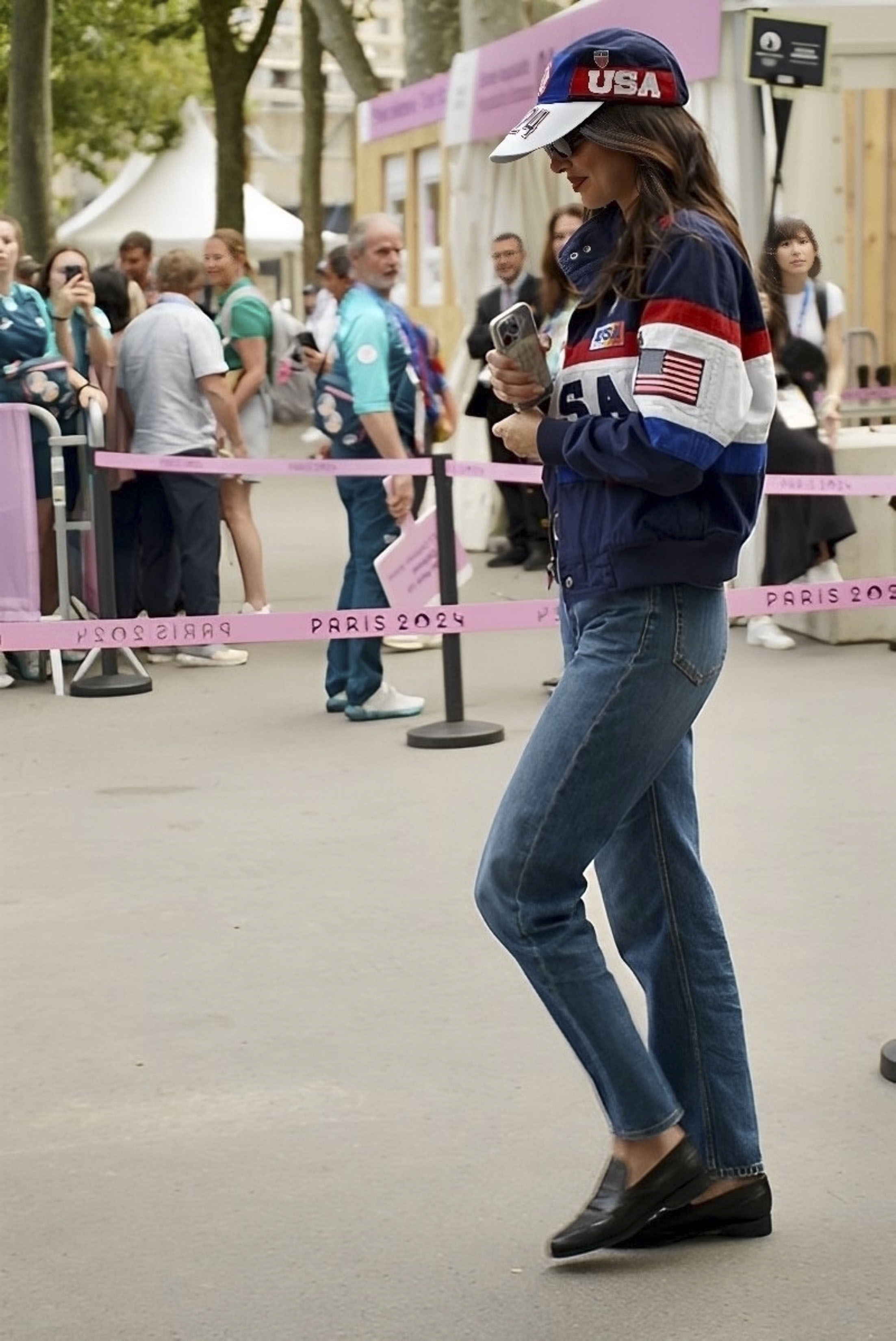 Access_Kardashian_281229~0.jpg