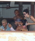 Access_Kardashian_281229.jpg