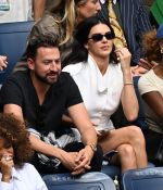 Access_Kardashian_281129~0.jpg