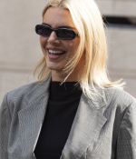 Access_Kardashian_281229.jpg