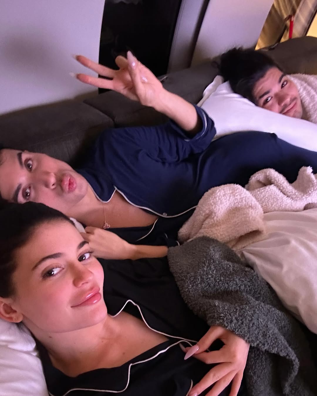 Access_Kardashian_10~1.jpg