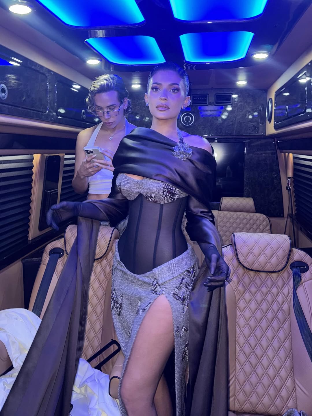 Access_Kardashian_13~2.jpg