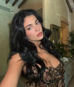 Access_Kardashian_16~4.jpg