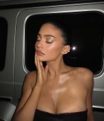 Access_Kardashian_3~14.jpg