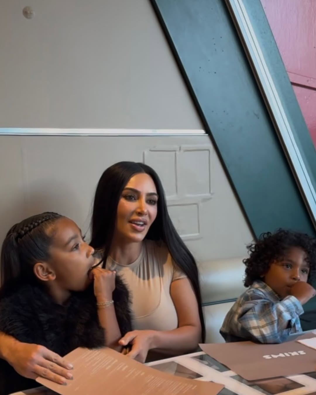 Access_Kardashian_12~8.jpg