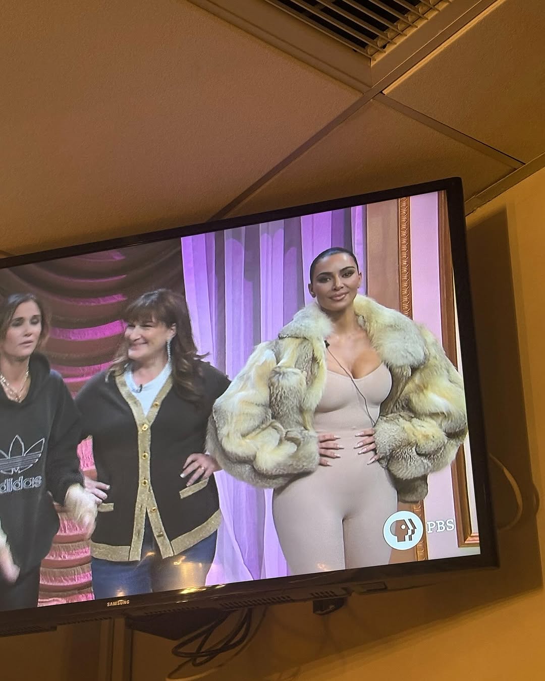 Access_Kardashian_13~3.jpg