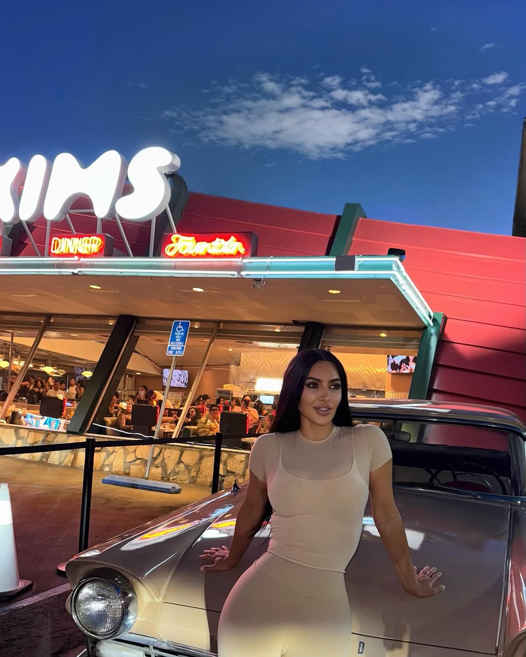 Access_Kardashian_1~10.jpg