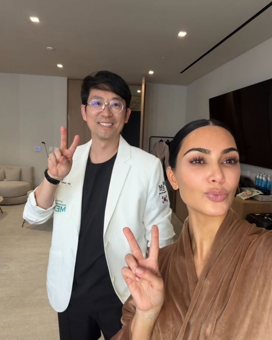 Access_Kardashian_33~2.jpg