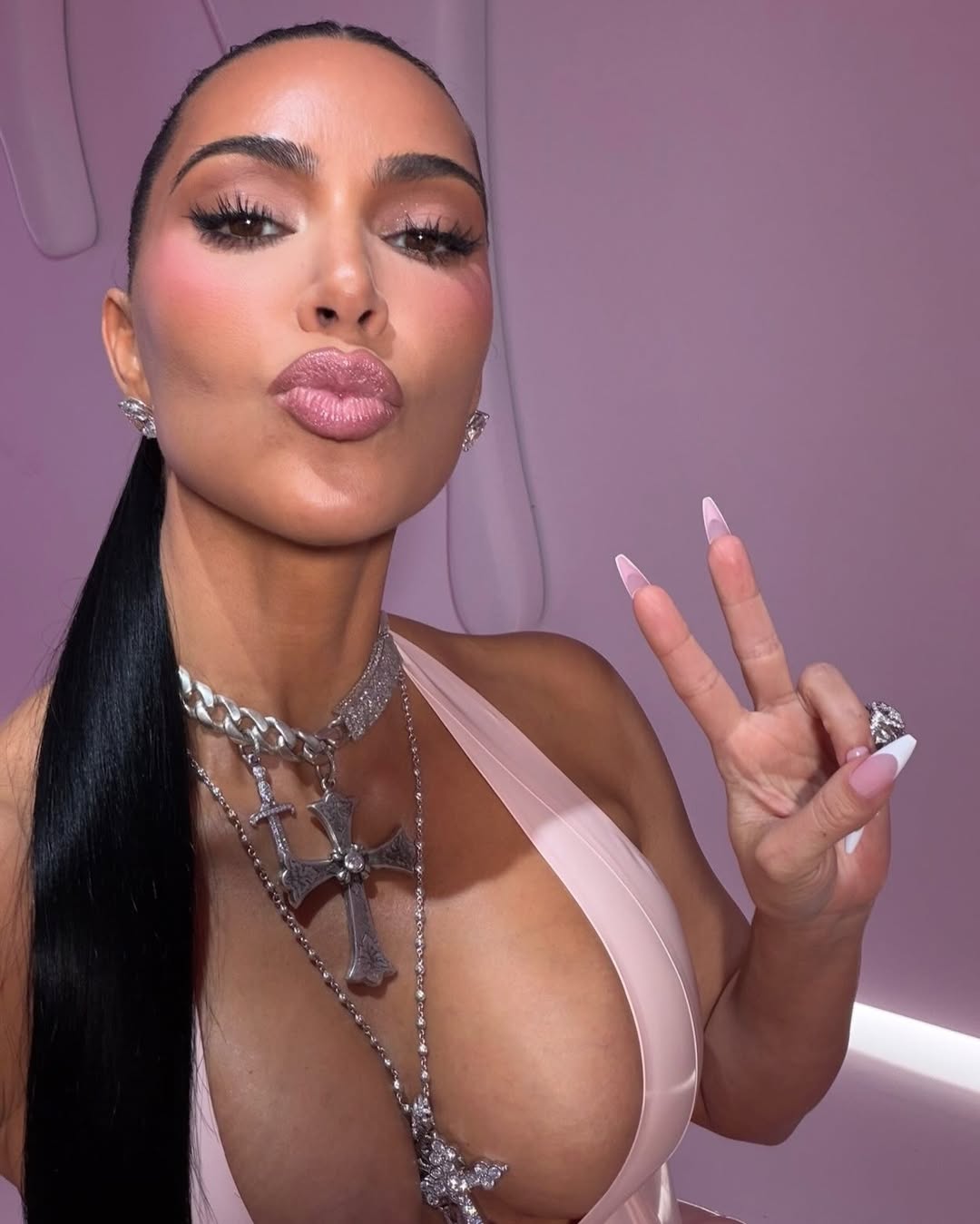 Access_Kardashian_41~2.jpg