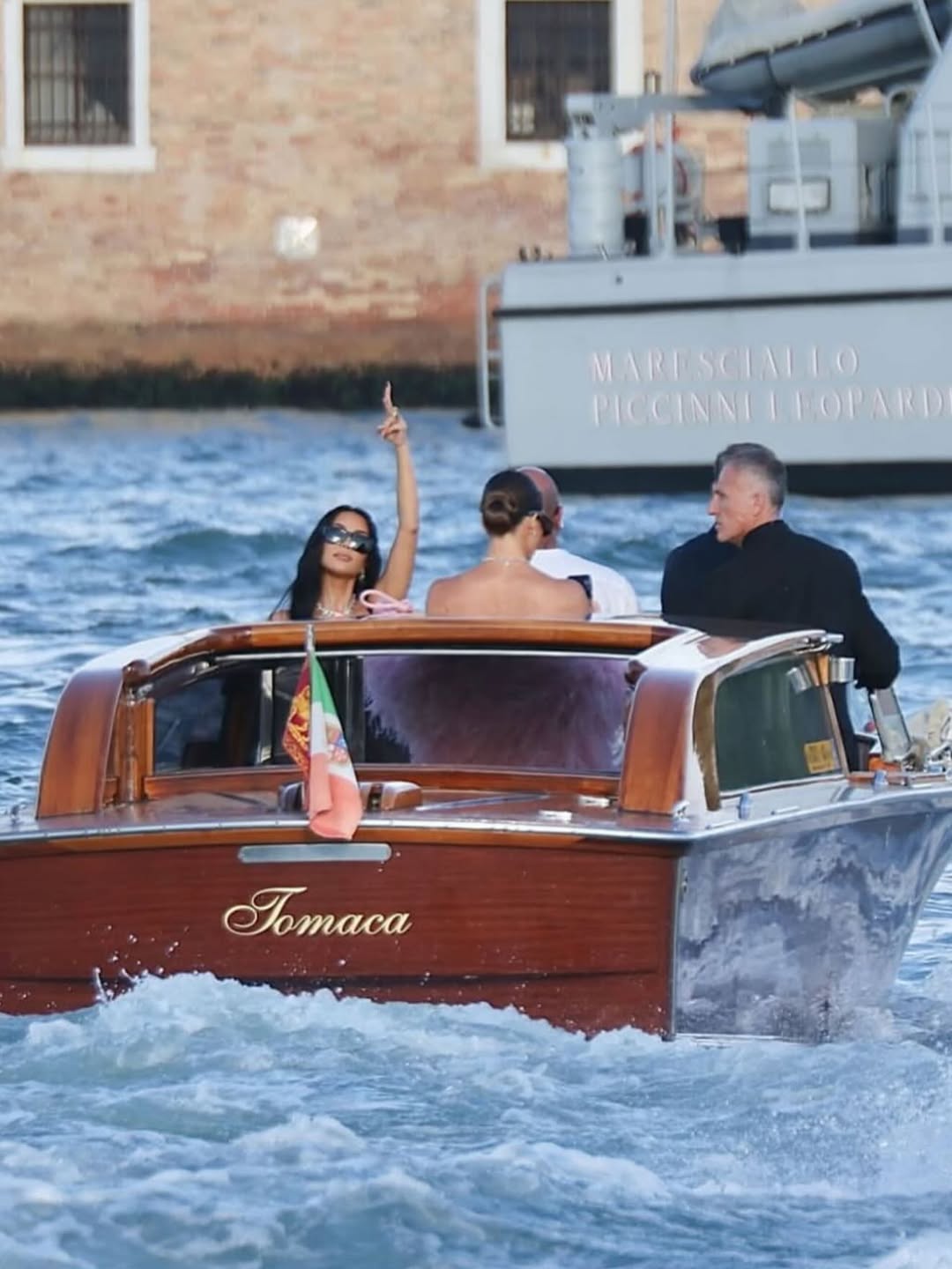 Access_Kardashian_10~5.jpg
