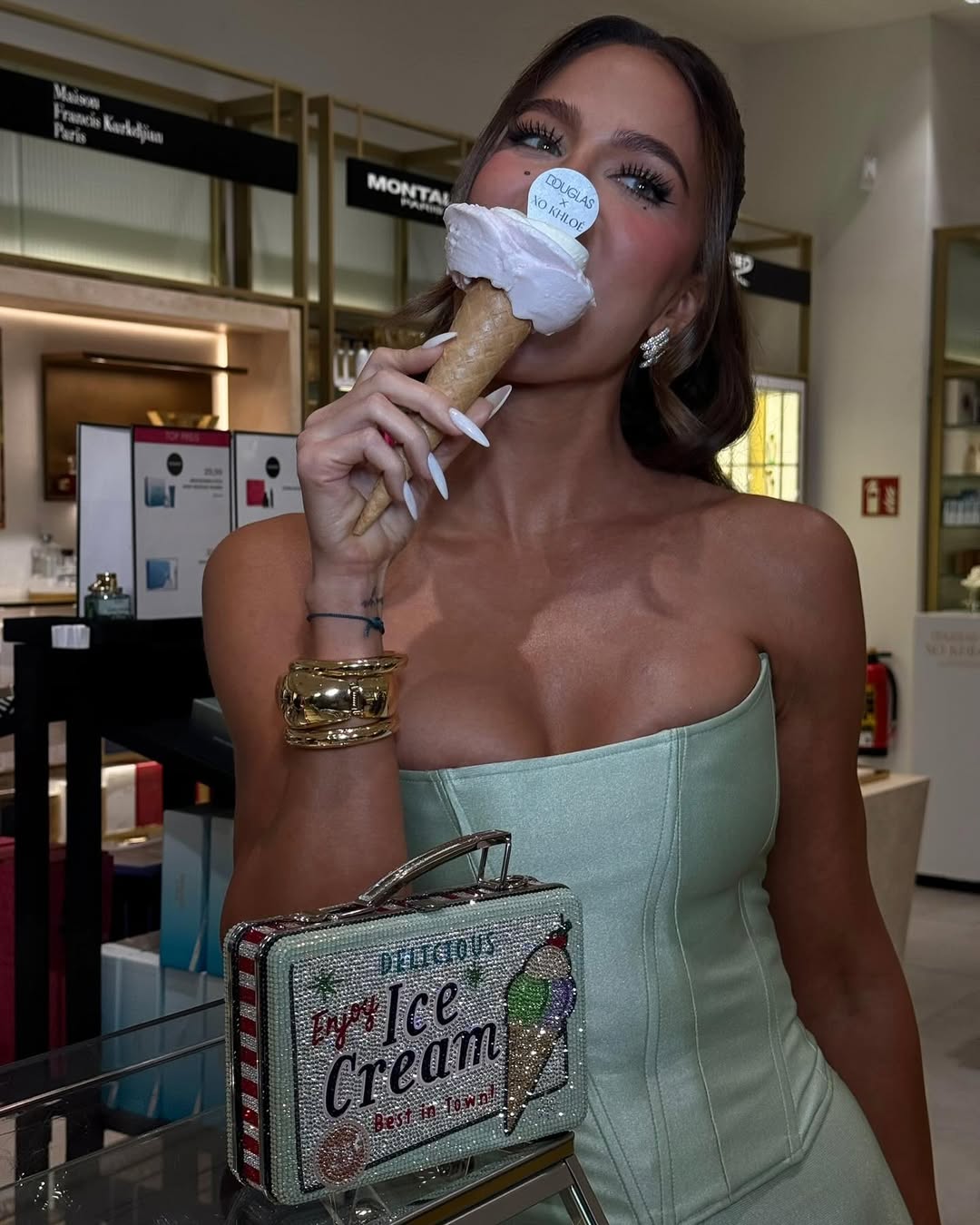 Access_Kardashian_11~3.jpg