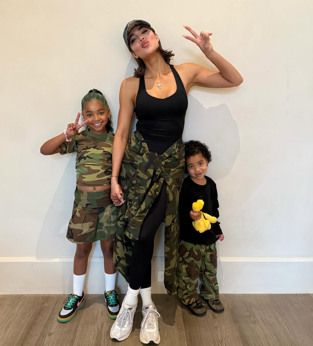 Access_Kardashian_12~4.jpg