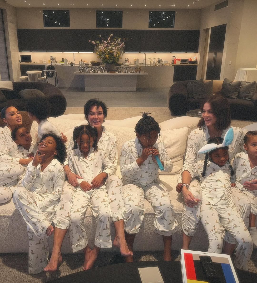 Access_Kardashian_14~2.jpg