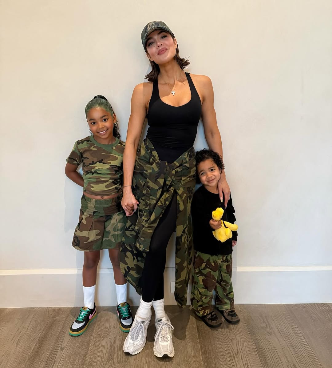 Access_Kardashian_14~4.jpg