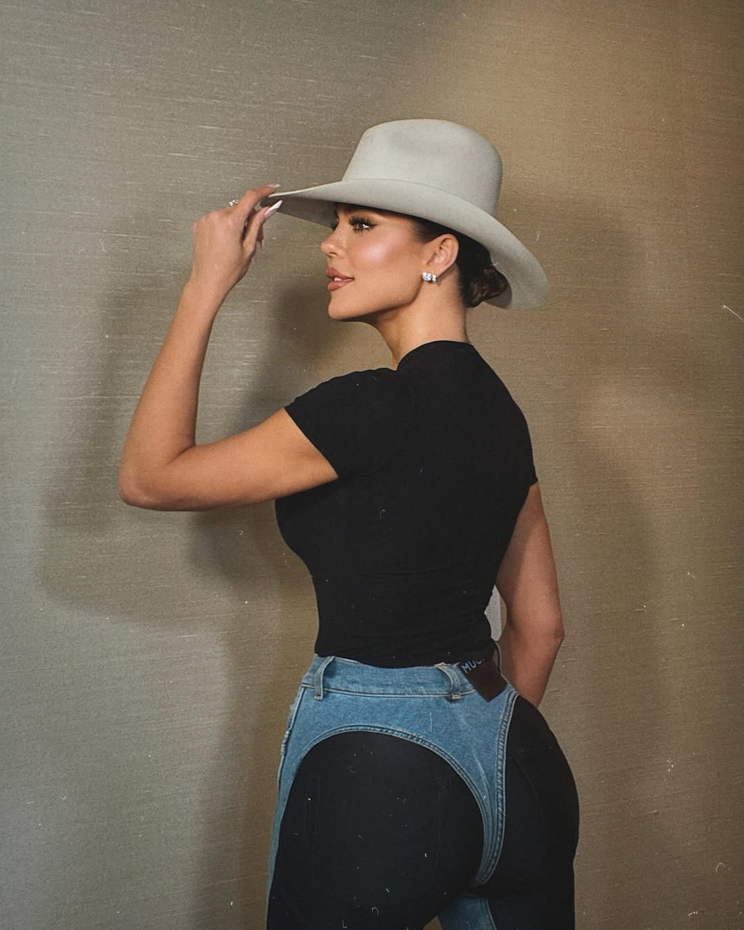 Access_Kardashian_1~14.jpg