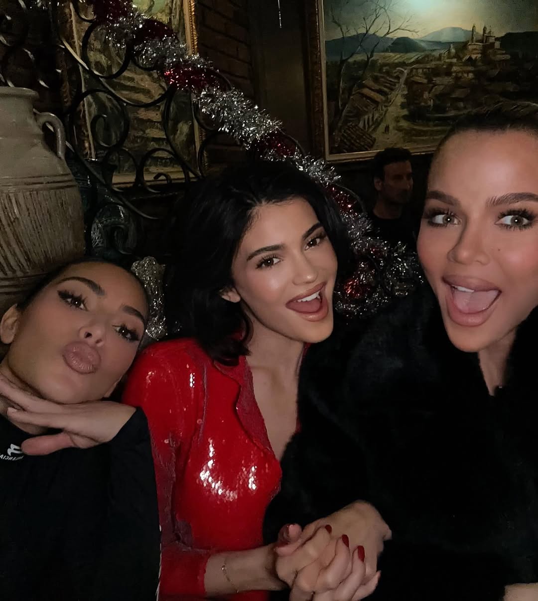Access_Kardashian_22~2.jpg