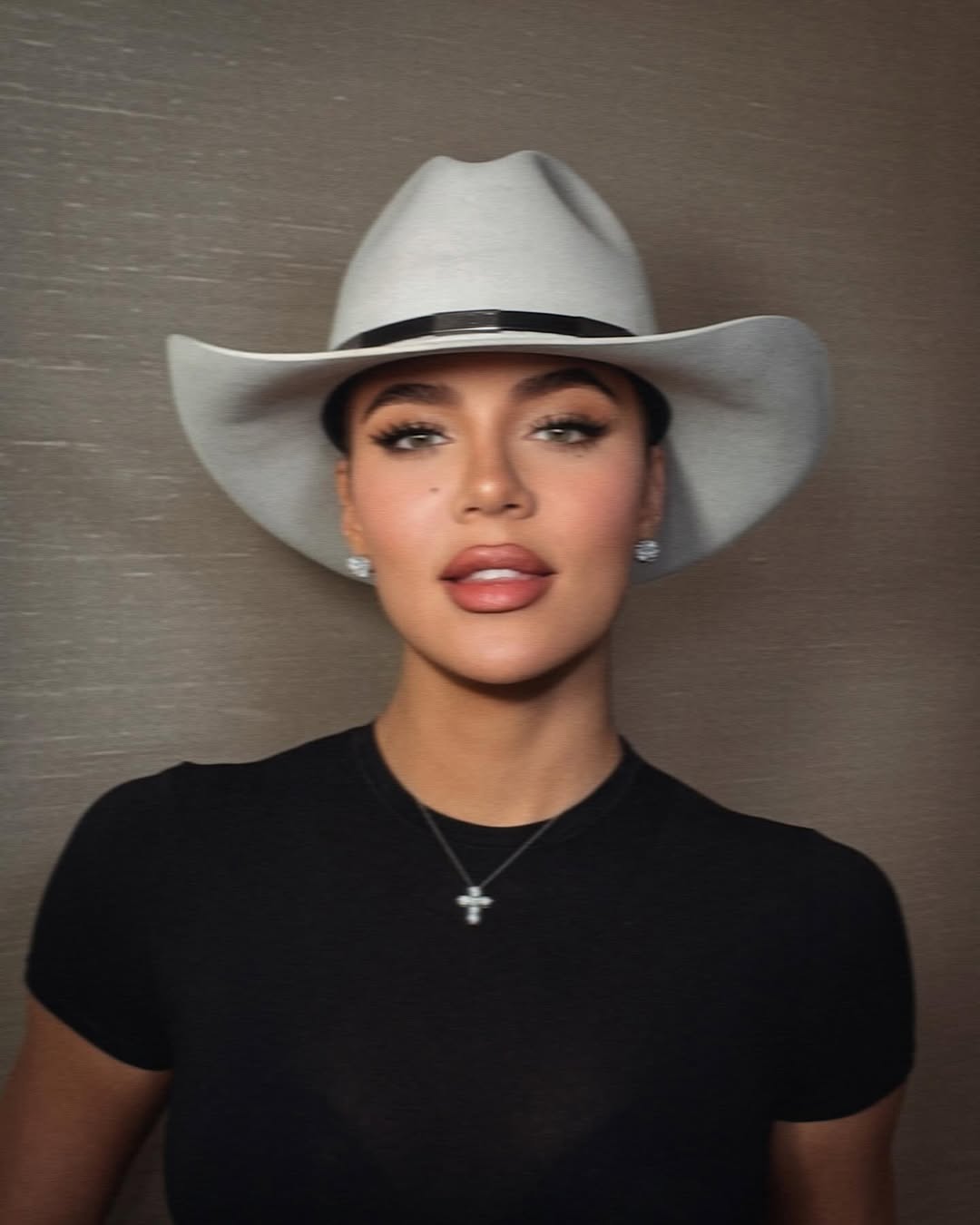 Access_Kardashian_4~10.jpg