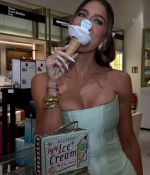 Access_Kardashian_11~3.jpg