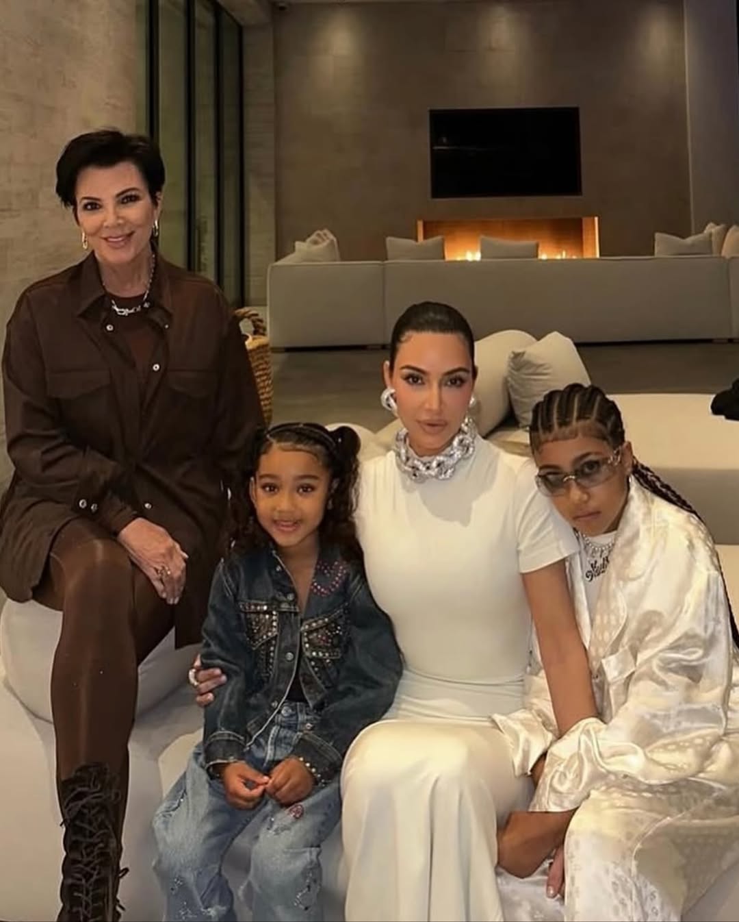 Access_Kardashian_10~19.jpg