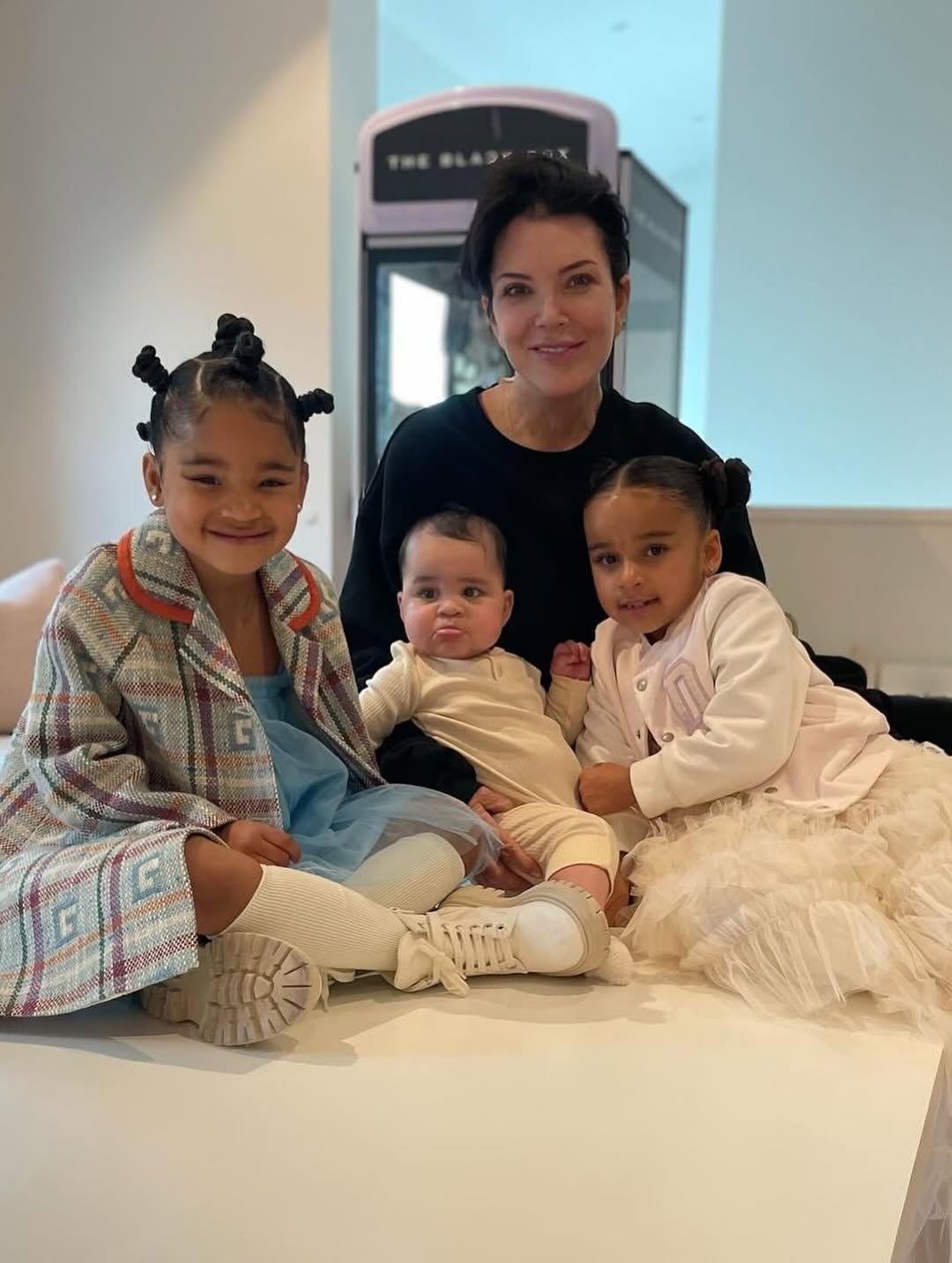Access_Kardashian_30~2.jpg
