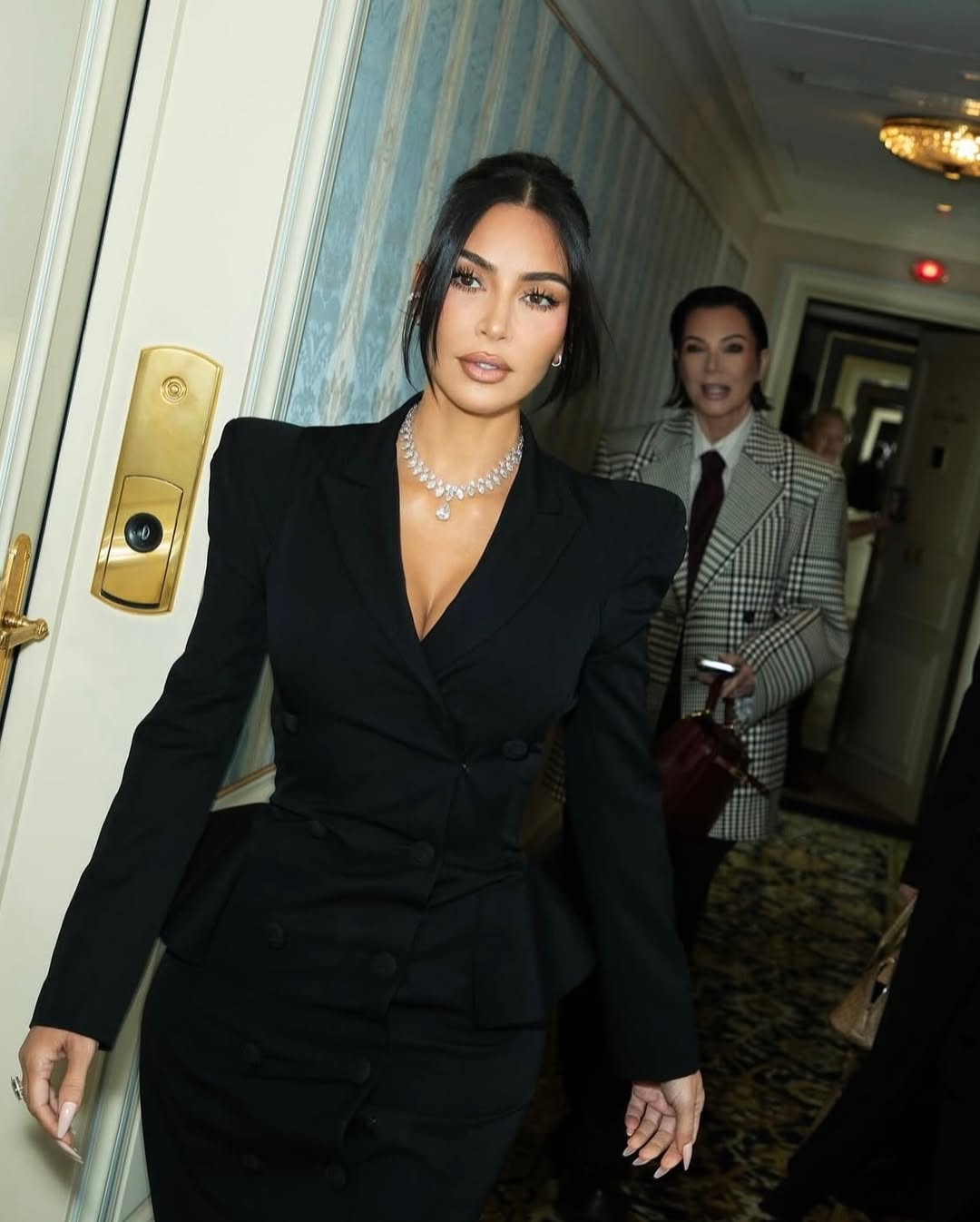 Access_Kardashian_8~5.jpg