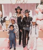 Access_Kardashian_15~4.jpg