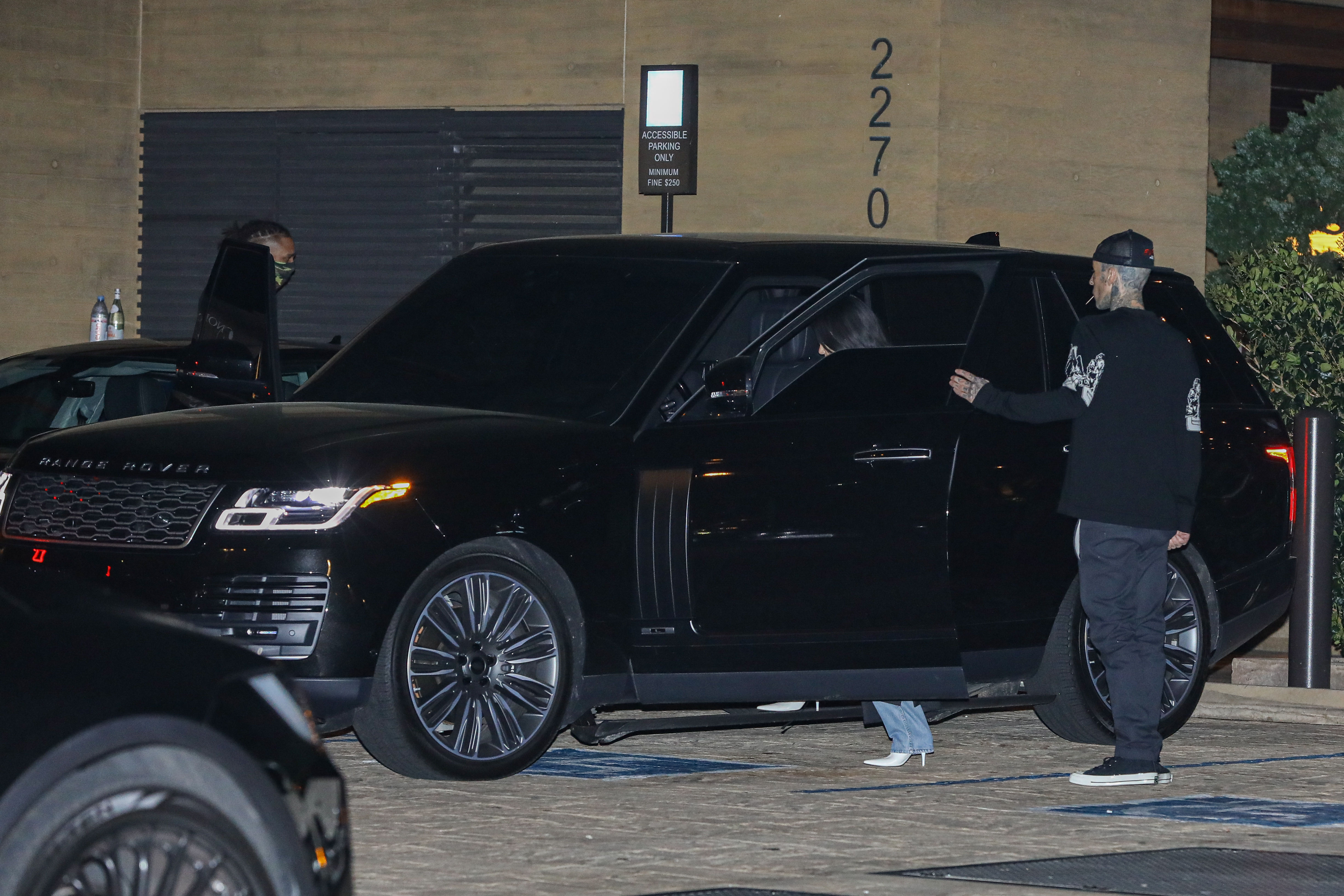 Access_Kardashian_90.jpg
