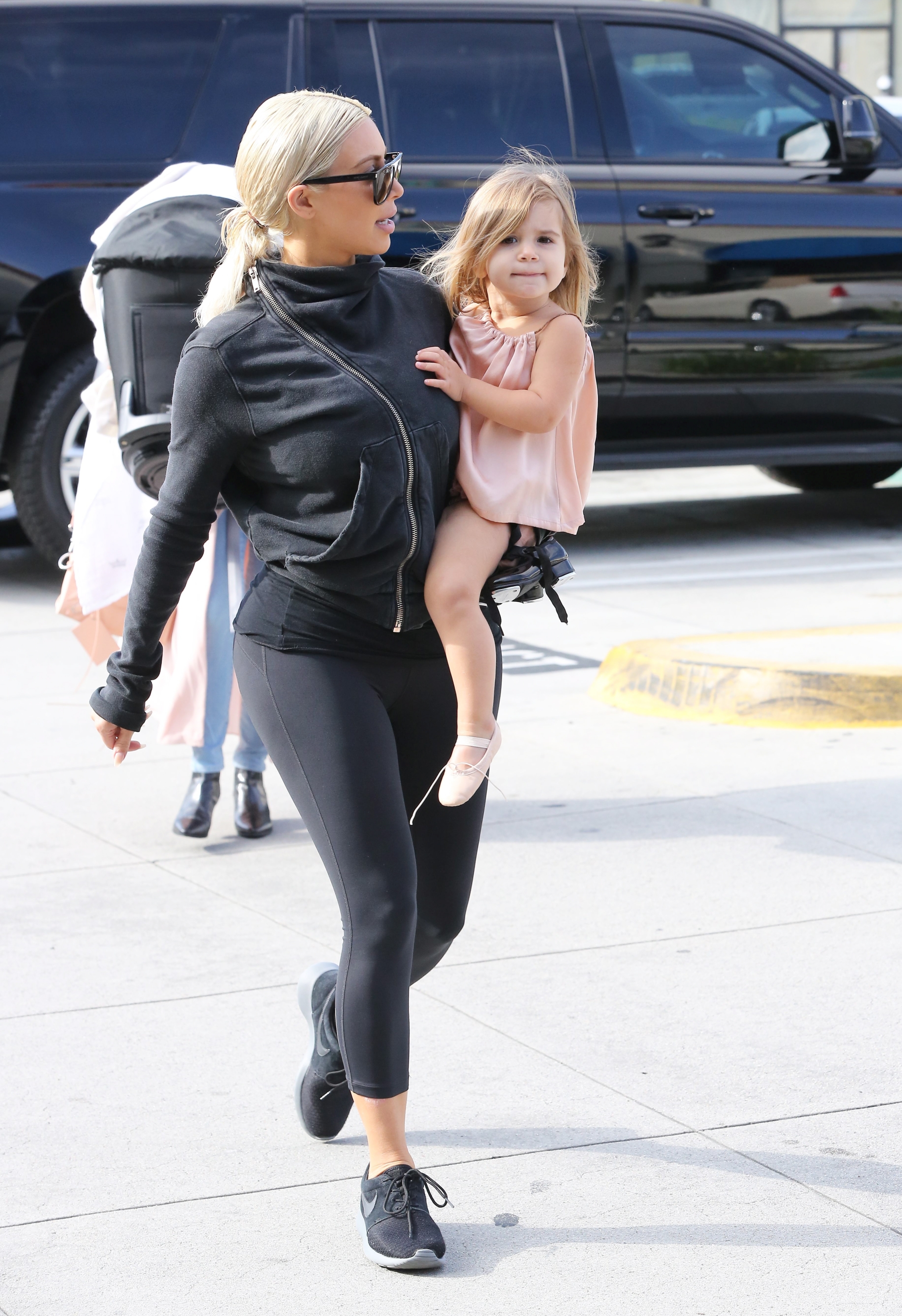 Access_Kardashian_10_2.jpg