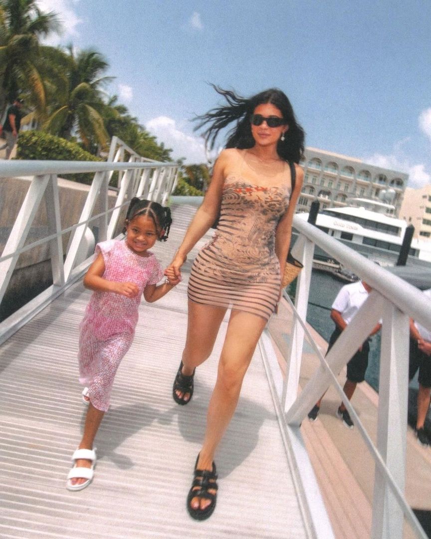 Access_Kardashian_002~8.jpg