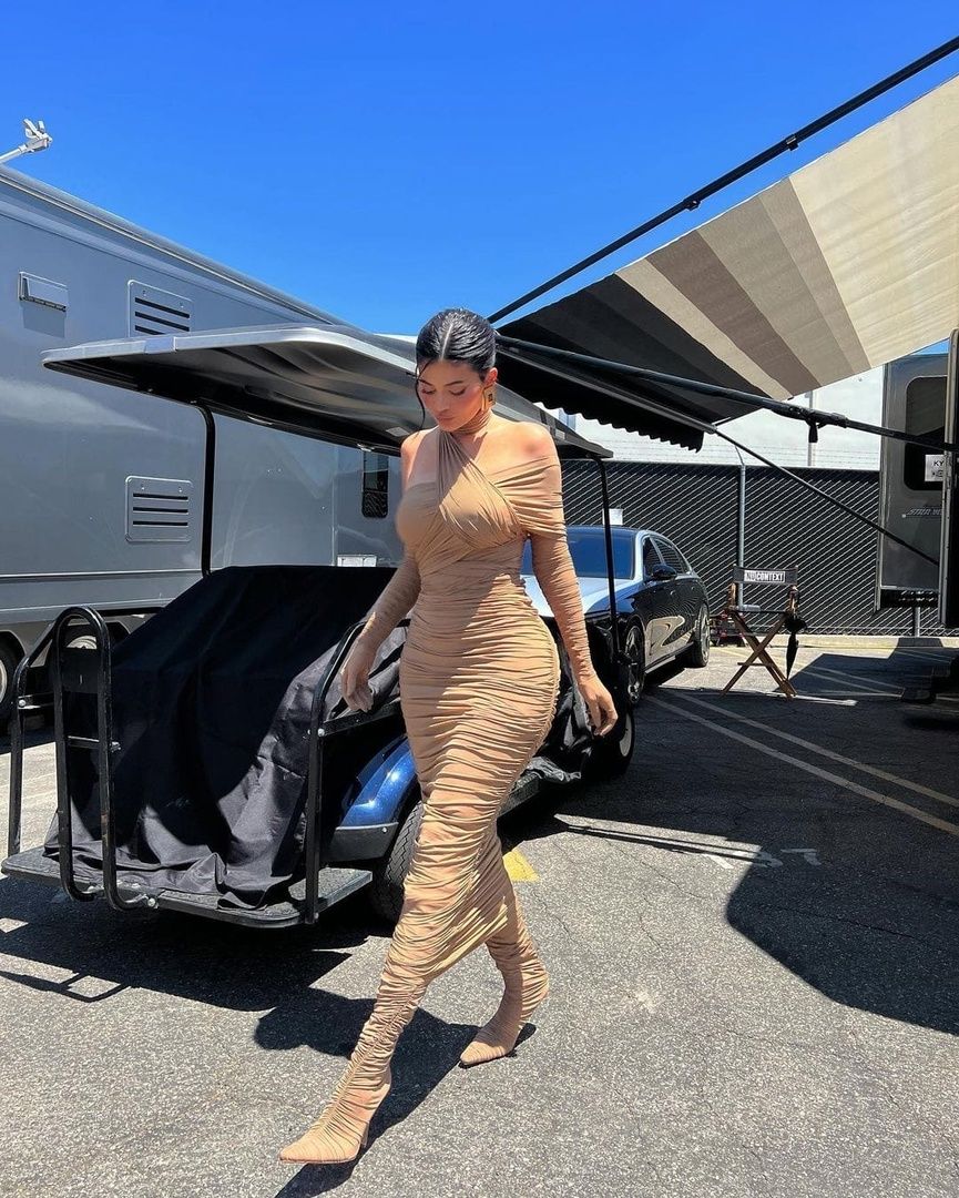 Access_Kardashian_003~2.jpg