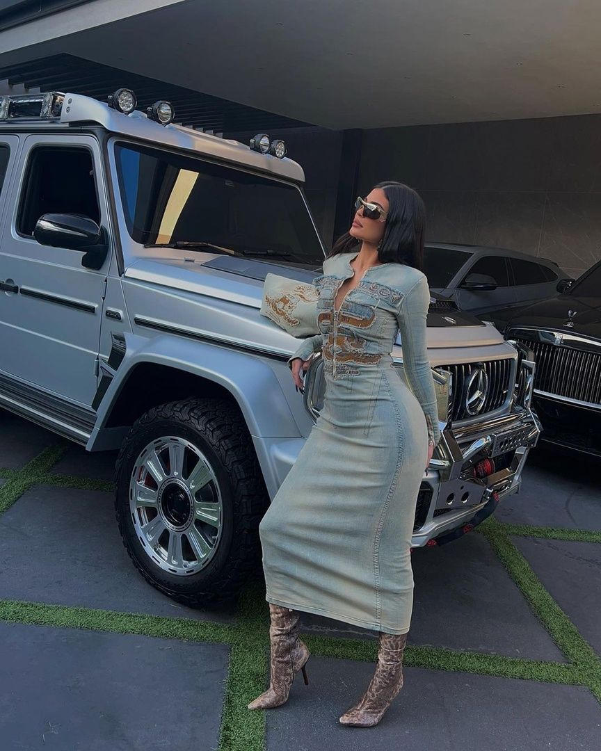 Access_Kardashian_003~5.jpg
