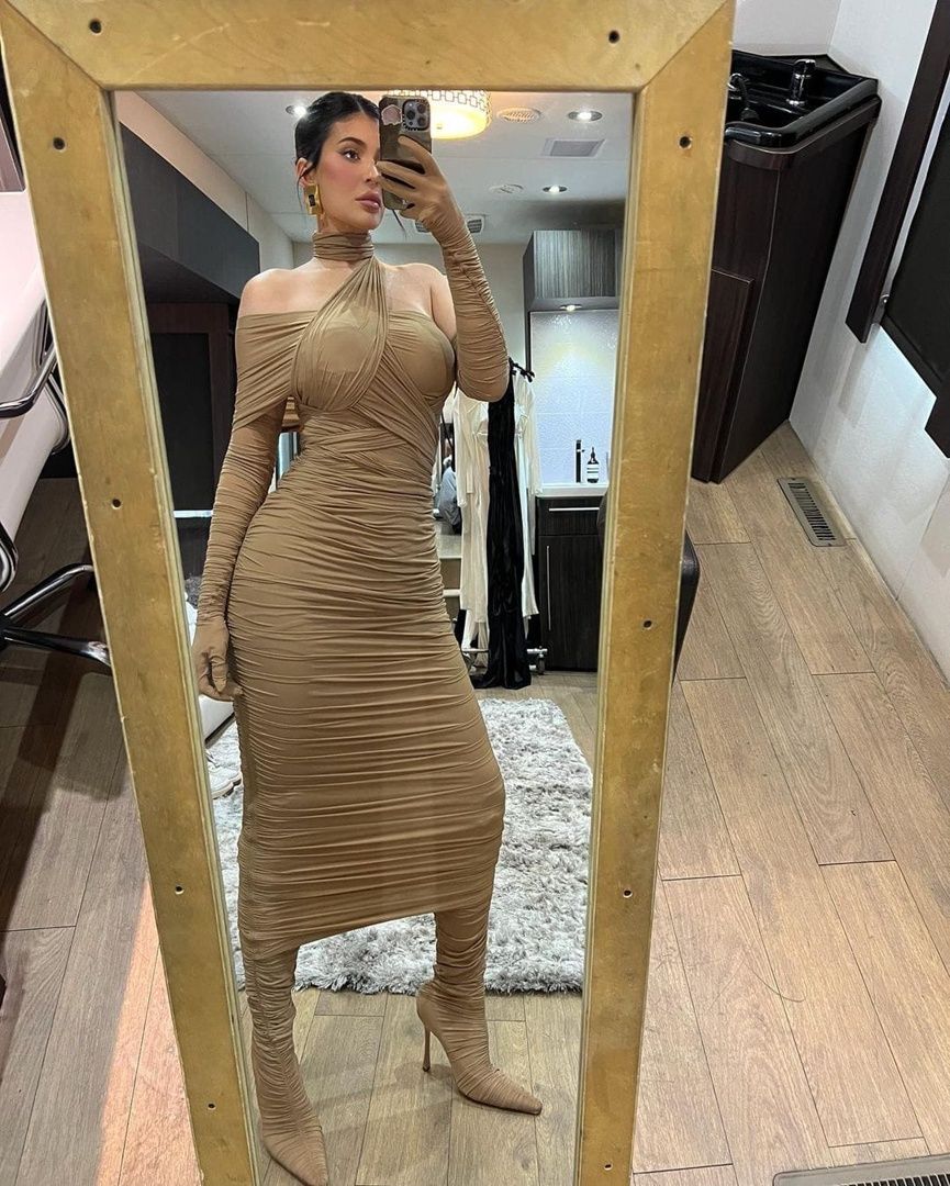 Access_Kardashian_004~2.jpg