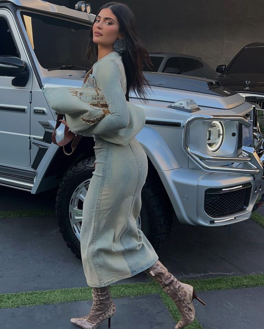 Access_Kardashian_004~6.jpg
