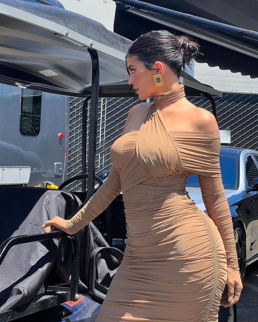 Access_Kardashian_005~2.jpg