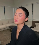 Access_Kardashian_001~2.jpg