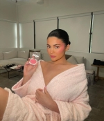 Access_Kardashian_004~1.jpg